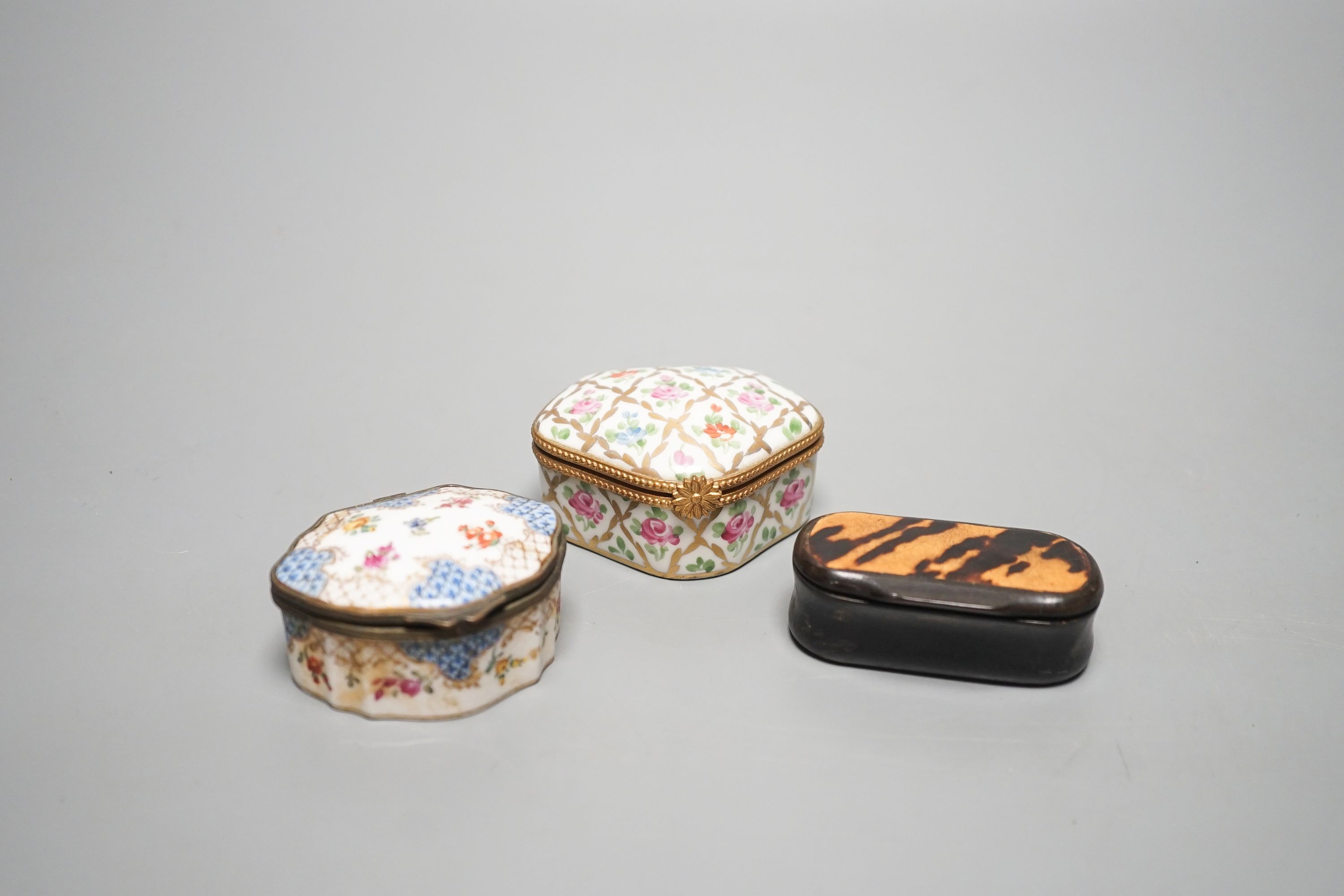 A Limoges porcelain trinket box, 6.5cm another and a horn and tortoiseshell snuff box (3)